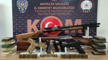 Antalya'da silah ticareti yapan kişilere baskın yapıldı, 3 kişi gözaltına alındı