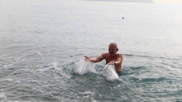 Antalya'da vatandaşlar aralık ayında deniz keyfi yaptılar