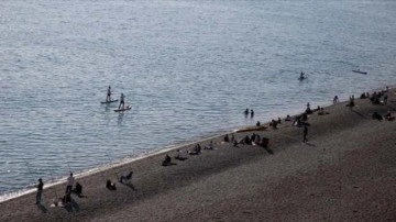 Antalya'da vatandaşlar ile turistler denize girdi!