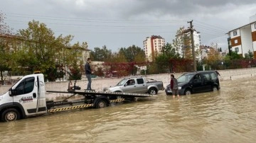 Antalya'da yağış hayatı olumsuz etkiledi, araçlar yolda kaldı