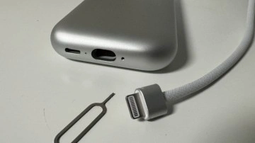 Apple Vision Pro'da Özel Bir Lightning Kablo Bulunuyor - Webtekno