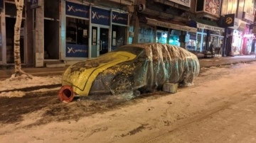 Ardahan'da eksi 9 derecede araçlar soğuktan battaniye ile korunuyor