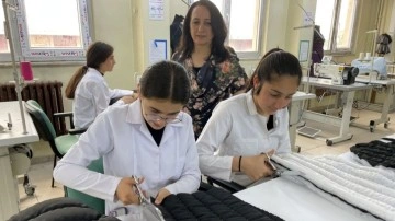 Ardahan'da öğrenciler tatilde uyku tulumu ve battaniye üretip para kazanıyor
