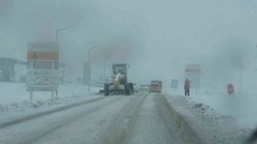 Ardahan'ın yüksek kesimlerine kar yağdı! Ardahan-Posof kara yolu karla kaplandı