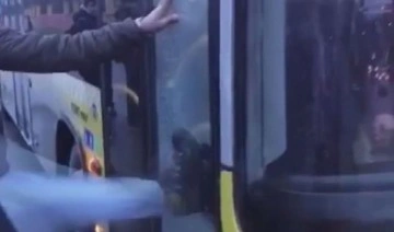 Arnavutköy'de İETT otobüsünün camını tekme atarak kırdı