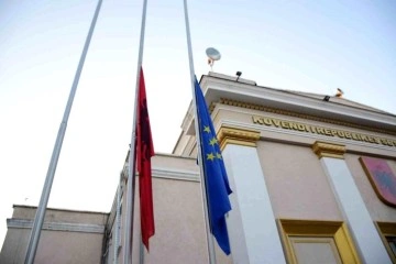 Arnavutluk meclisinde depremde hayatını kaybedenler için 1 dakikalık saygı duruşu