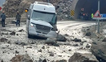 Artvin'de heyelan; kayaların düştüğü minibüste 4 kişi yaralandı