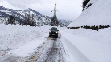 Artvin'de kar kalınlığı 1,5 metreyi buldu, yollar ulaşıma açılıyor