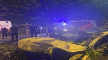 Aşırı sürat can alıyordu! Ağaca çarpan otomobil hurdaya döndü: 4 kişi yaralandı