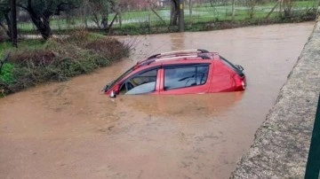Aşırı yağış sonrası ovayı su bastı, araç su altında kaldı