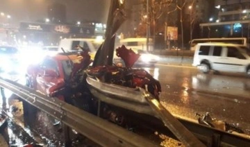 Ataşehir’de motosiklete çarpan otomobil bariyere girdi: 1 yaralı
