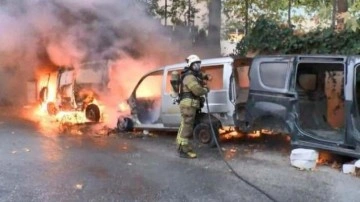 Ataşehir&rsquo;de park halindeki 3 araç yandı!