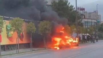 Ataşehir'de seyir halindeki otomobil alev alev yandı