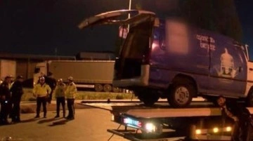 Ataşehir'de trafik ışıklarına çarpan minibüs yan yattı: 1'i ağır 3 yaralı