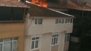 Avcılar'da 3 katlı binanın çatısında yangın çıktı