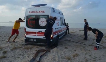 Avcılar'da sahilde 'kuma saplanan' ambulansı itfaiye kurtardı