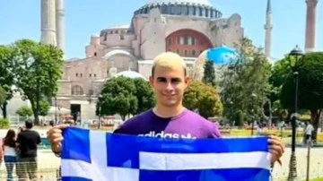 Ayasofya önünde Yunan bayrağı açan provokatör Yunan fenomen hakkında karar