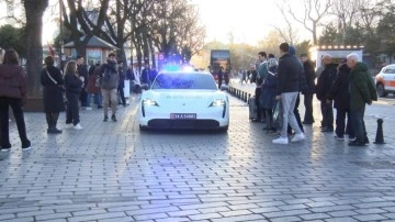 Ayasofya'daki polis araçları yoğun ilgi çekti