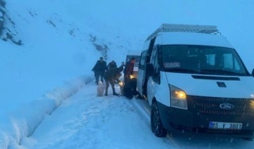 Bahçesaray-Hizan yolunda kar ve sis etkili oldu: Araçlar yolda kaldı