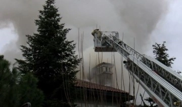 Bahçeşehir'de 3 katlı villanın çatısında 'yangın' paniği!