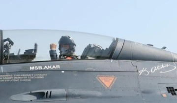 Bakan Akar'dan Yunanistan'a F-16'lı mesaj! Ege semalarında gövde gösterisi yaptı