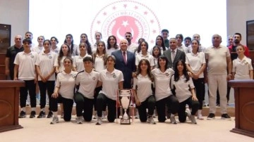 Bakan Güler, Yüksekova Belediyespor'un kadın futbolcularını ağırladı