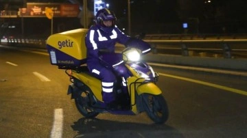 Bakan Mustafa Varank, yeni yıla 'motokurye' olarak girdi; sipariş götürdü