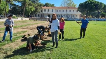 Balıkesir'de Tarım Meslek Lisesi öğrencileri tarlada üretiyor