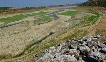 Barajda su seviyesi düştü, eski kara yolu ve köy kalıntıları ortaya çıktı