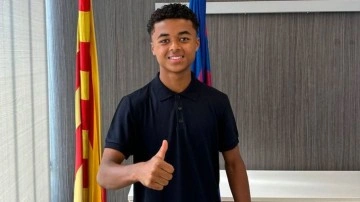 Barcelona, Kluivert'ın 16 yaşındaki oğlu ile profesyonel sözleşme imzaladı