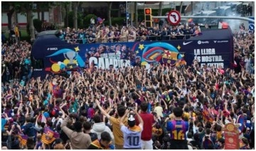 Barcelona şampiyonluğu taraftarıyla kutladı!