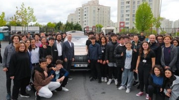 Başakşehir Belediye Başkanı Yasin Kartoğlu öğrencileri TOGG ile evlerine bıraktı