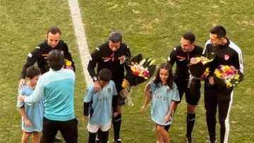 Başakşehir-Sivasspor maçında hakemlere çiçek verildi