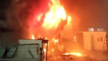Başakşehir'de kamyonet kasası imalathanesinde yangın