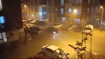 Başakşehir'i sel vurdu! Araçlar sürüklendi, insanlar mahsur kaldı!
