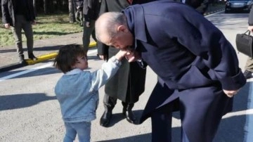 Cumhurbaşkanı Erdoğan elini öpen minik Zayn&rsquo;a elini öperek karşılık verdi