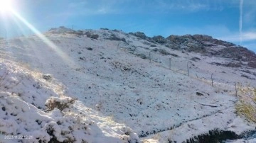 Batman’da mevsimin ilk kar yağışı nedeniyle dağlar beyaza büründü.
