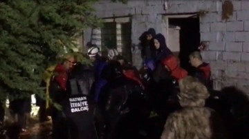  Batman’daki selde 1 kadın öldü, 3 küçük kardeş 1.5 metre çamurun altında kaldı
