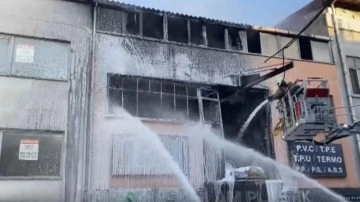 Bayrampaşa'da plastik hammadde üreten işyerinde yangın