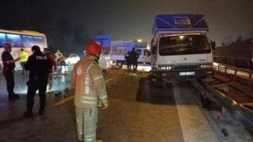 Bayrampaşa&rsquo;da kamyonet ile otomobil çarpıştı: 6 yaralı