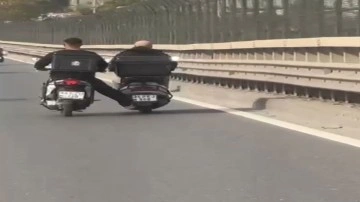 Bayrampaşa'da tehlikeli yolculuk kamerada, ayağıyla motosikleti itti