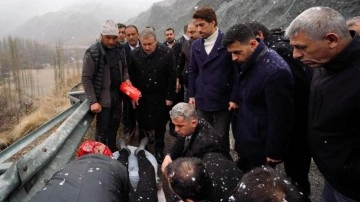 BBP lideri Mustafa Destici kazada yaralanan sürücüye yardım etti