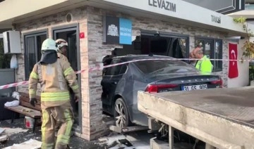 Beşiktaş'ta feci kaza: Otomobil taksi durağına daldı!
