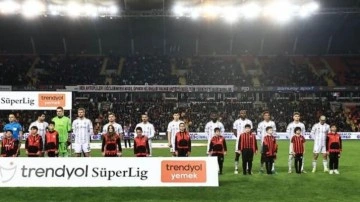 Beşiktaş'ta korkutan sakatlık! Maça devam edemedi