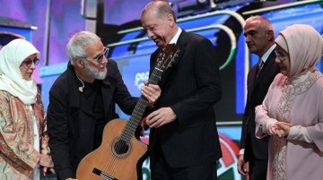 Beştepe'de konser veren Yusuf İslam, Cumhurbaşkanı Erdoğan'a gitar hediye etti