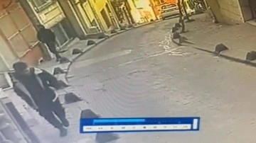 Beyoğlu’nda akılalmaz olay kamerada! Yanlış adamı vurdu, bayramda el öperken yakalandı