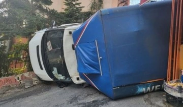 Beyoğlu'nda faciadan dönüldü: Kamyonet doğalgaz borusuna çarptı!