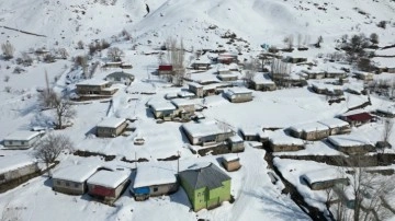 Beytüşşebap'ın 150 haneli köyünde tek katlı evler kara teslim oldu
