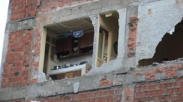 Bina yıkıldı, yandaki bina duvarsız kaldı
