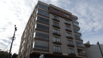 Binanın 7. katındaki dairenin balkonundan atlayarak intihar etti